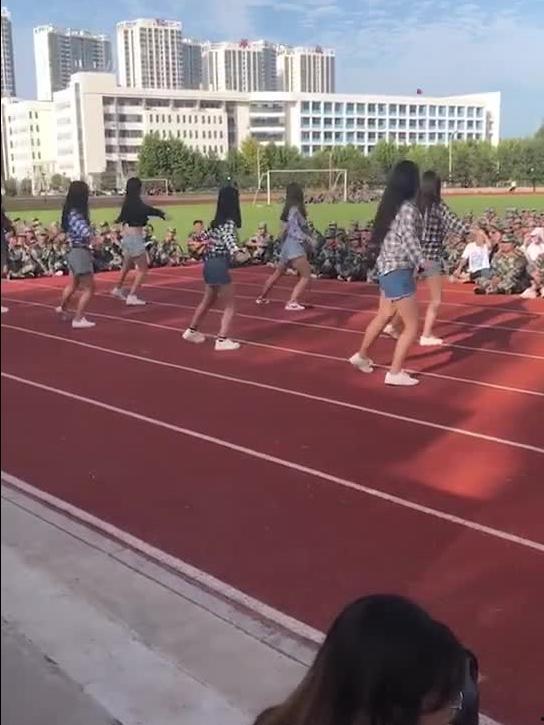 军训跳舞吃瓜视频在线看,舞蹈吃瓜视频，青春活力瞬间回顾