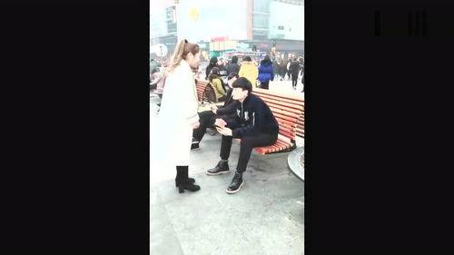 女子吃瓜摔下楼视频,意外瞬间引发网友热议