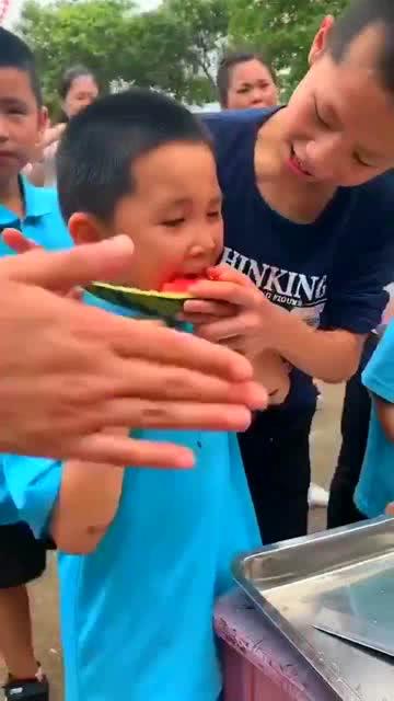 拍小孩吃瓜视频是真的吗,真相与争议